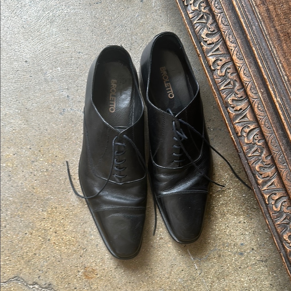 Italy made leather dress shoes Gently used all leather inside out and sole 10.5